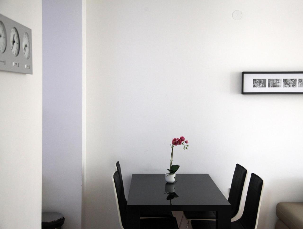 65 Square Meters Designer Apartment In Heart Of City - River View ! Park For Free Nis Ngoại thất bức ảnh