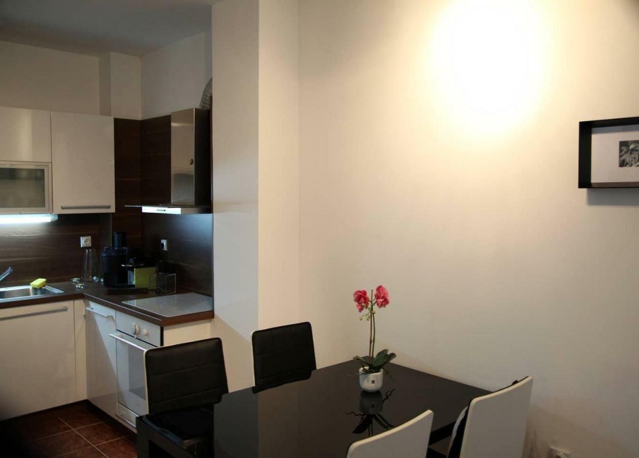 65 Square Meters Designer Apartment In Heart Of City - River View ! Park For Free Nis Ngoại thất bức ảnh
