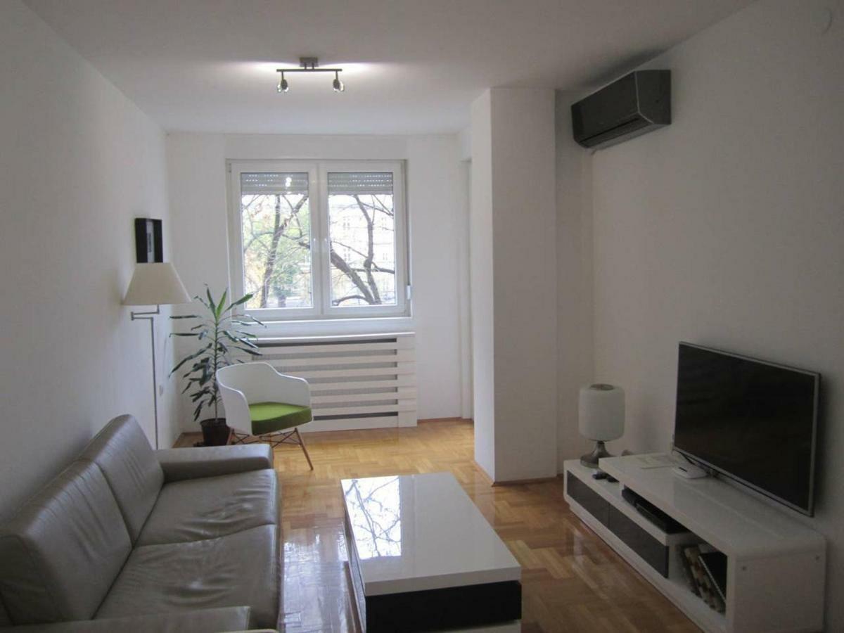 65 Square Meters Designer Apartment In Heart Of City - River View ! Park For Free Nis Ngoại thất bức ảnh