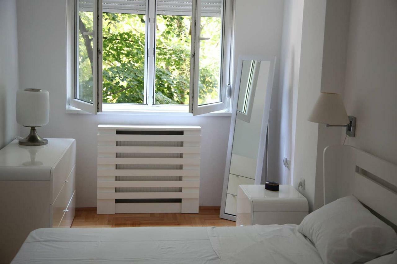 65 Square Meters Designer Apartment In Heart Of City - River View ! Park For Free Nis Ngoại thất bức ảnh