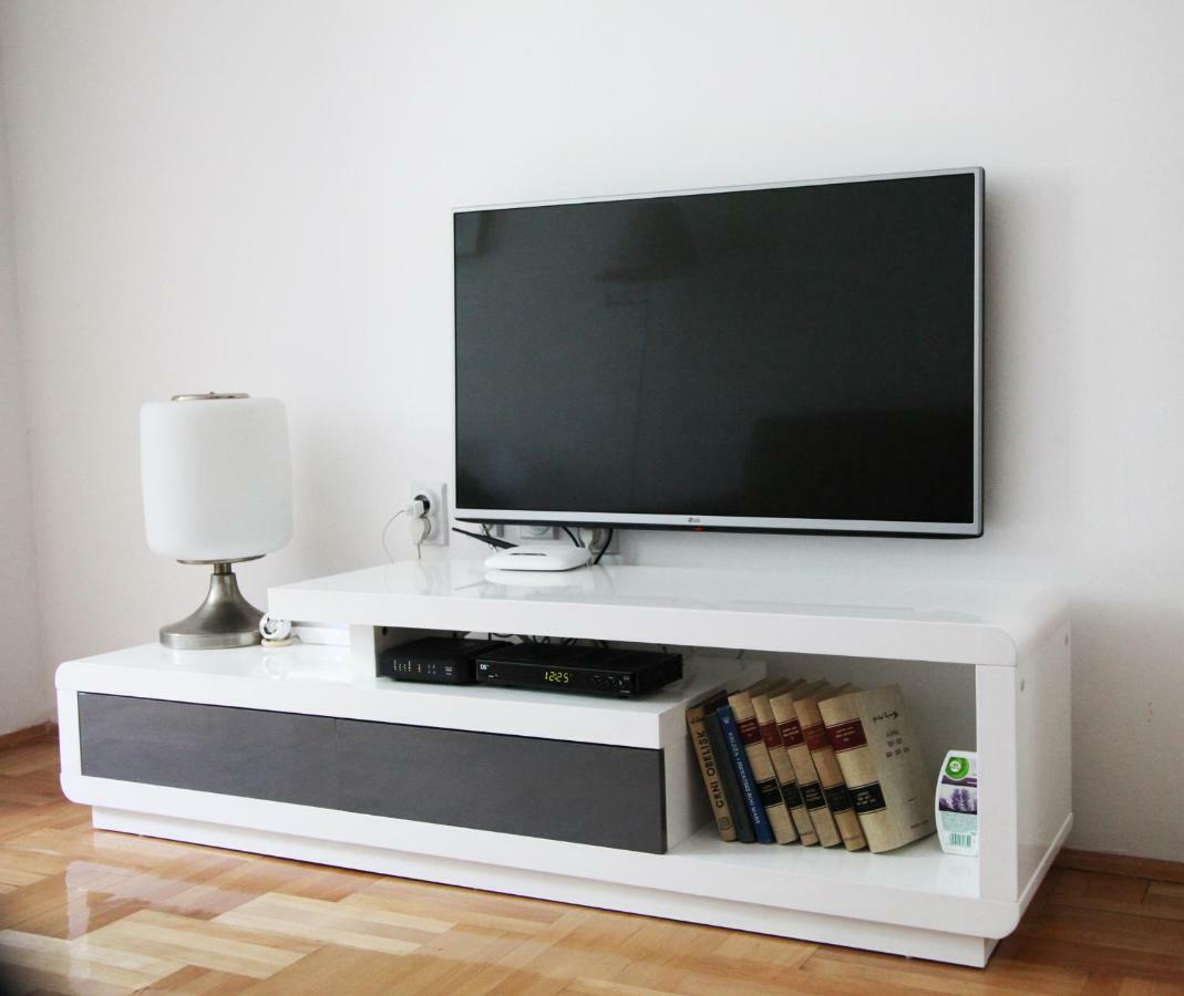65 Square Meters Designer Apartment In Heart Of City - River View ! Park For Free Nis Ngoại thất bức ảnh